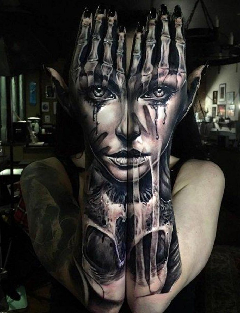 Amazing forearm tattoo create realistic illusion