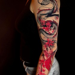 Tattoo Japan dragon and red flowers