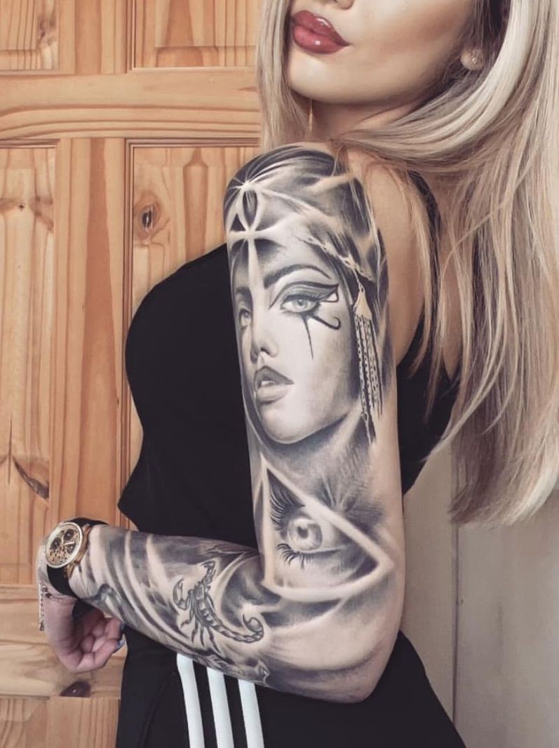 girl face on shoulder