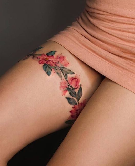 tatuaz kwiaty na udzie