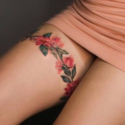 tatuaz kwiaty na udzie