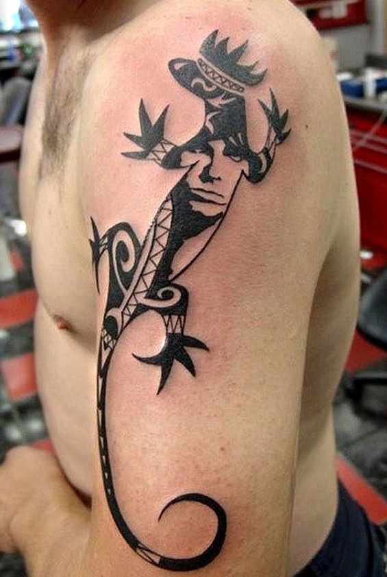awesome idea of lizard tattoo on shoulder