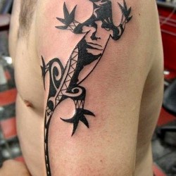 awesome idea of lizard tattoo on shoulder