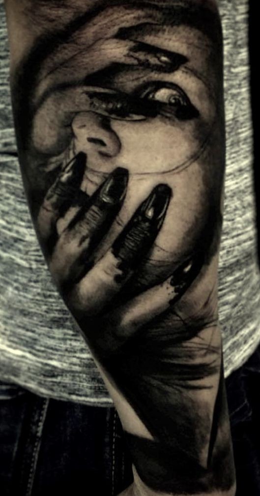 horror face in claw tattoo example